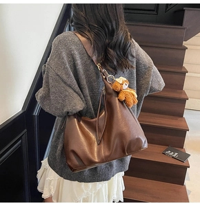 Sac à épaule vintage marron grande capacité avec un charmant pendentif ours en peluche