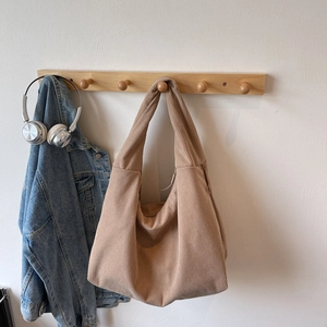 Grand sac bandoulière en velours côtelé kaki pour femme avec texture côtelée style hobo