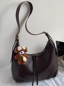 Sac hobo vintage marron foncé avec un charm ours en peluche et une finition polie
