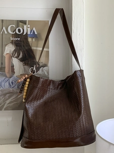 Sac Seau Tressé Femme Cuir PU Tissé à la Main Sac à Bandoulière Avec Gland En Perles De Bois Sac Porté Croisé Vintage