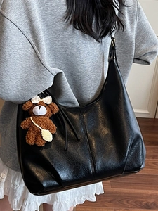 Grand sac à bandoulière noir rétro avec un pendentif en peluche d'ours mignon