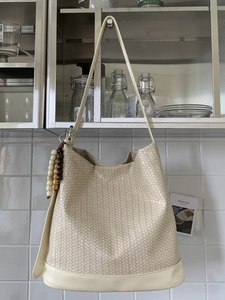 Sac seau tissé crème avec pampille en perles de bois et bandoulière réglable