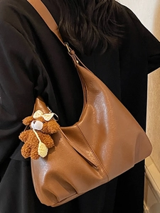 Sac à épaule vintage marron en cuir PU en forme de croissant avec breloque ours mignon