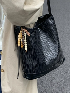 Sac seau tissé noir pour femme avec pompon en perles colorées en extérieur