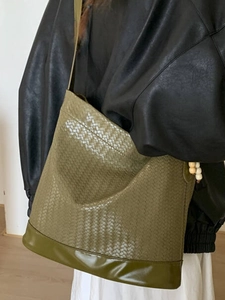 Sac seau rétro en cuir tressé vert olive avec breloque en perles de bois