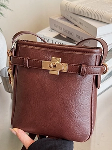 Elegante dunkelbraune Umhängetasche aus Leder mit Lychee-Muster und Goldschnalle