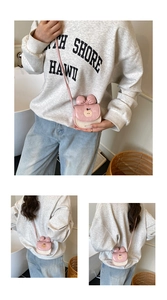 Détail du mini sac pomme rose et beige avec un nœud décoratif et broderie