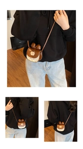 Détail du mini sac bandoulière en forme de pomme avec patchwork en cuir et petit nœud