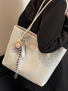 Chic woven tote bag in light green and beige with leather patch and cute hat charm