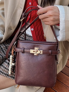 Retro dunkelbraune Umhängetasche mit Litschi-Muster Goldverschluss und Perlenanhänger