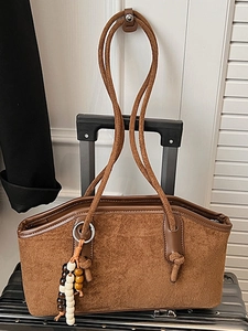 Damen Vintage Wildleder Tragetasche Große Kapazität Pendeln Schultertasche Mit Perlenanhänger Eleganter Retro-Stil Handtasche