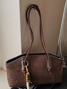 Dunkelbraune Retro-Wildleder-Einkaufstasche mit Lederbesatz und Perlenanhänger für Damen