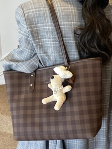 Klassische braun karierte Shopper-Tasche mit Lederriemen und süßem Welpen-Anhänger