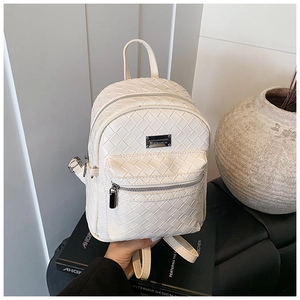 Vue détaillée du motif tissé Intrecciato et du cuir sur un petit sac à dos blanc