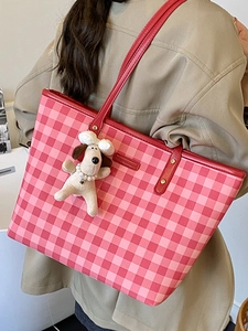 Klassische rote Shopper-Tasche aus Canvas mit Karomuster und süßem Hundeanhänger