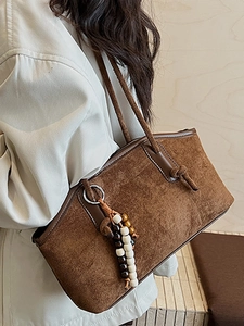 Dunkelbraune Wildleder-Einkaufstasche mit Lederriemen und Boho-Perlen an der Schulter
