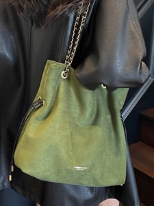 Sac seau chic en daim vert foncé avec cordon de serrage et lettrage doré élégant