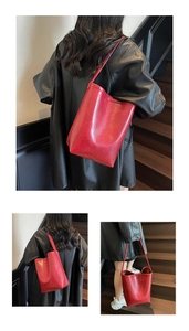 Vue détaillée d'un sac cabas en cuir rouge vif avec texture brillante et large bandoulière