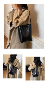 Détails du sac seau noir en cuir avec motif litchi et longue bandoulière chic