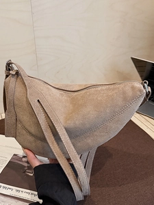 Minimalistische khakifarbene Wildleder-Halbmondtasche für Damen mit Reißverschluss