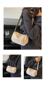 Vue détaillée du sac Boston beige à texture litchi avec pompon latéral et bandoulière