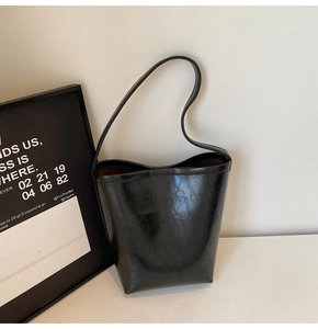 Vue détaillée du grand sac cabas noir seau avec texture froissée naturelle et doublure