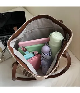 Vue détaillée de l'intérieur spacieux avec doublure chevron et objets dans ce cabas