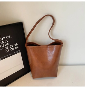 Vue détaillée du sac seau rétro marron montrant la texture du similicuir et le style minimaliste