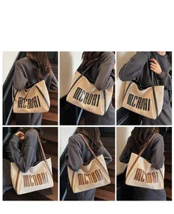 Collage d'un mannequin portant un grand sac cabas en toile beige avec lettrage MCROAI