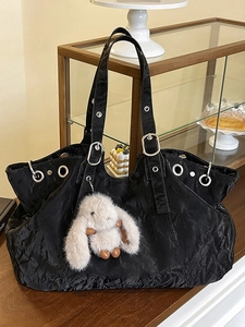 Sac fourre-tout noir minimaliste avec œillets argentés et breloque lapin en peluche