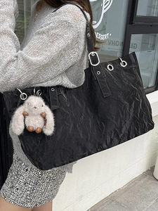 Sac cabas noir plissé chic avec œillets argentés et breloque lapin en peluche