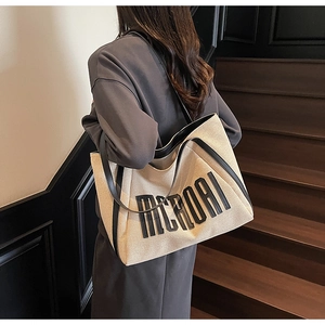Détail du sac cabas en toile avec poignées en cuir noir et broderie MICHOAI