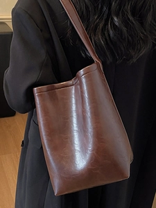 Grand sac cabas en cuir marron avec texture rétro pour les déplacements quotidiens