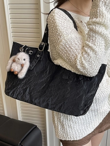 Sac fourre-tout noir minimaliste avec texture plissée et pendentif lapin en peluche