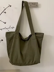 Λαδί καμβά τσάντα tote με φαρδιά λουριά για καθημερινές μετακινήσεις και ψώνια