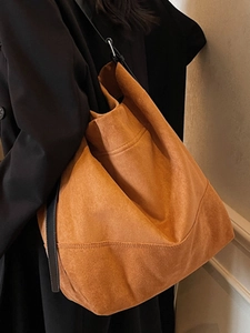 Grand sac seau en daim caramel avec bandoulière en cuir noir pour femme chic