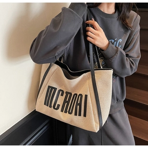 Détail du tissu en toile et du logo MCROAI sur ce grand sac fourre-tout pour femme