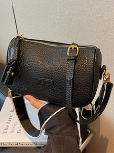 Sac Boston noir en cuir grainé avec bandoulière large et finitions dorées chic