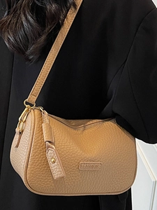 Sac Boston vintage en cuir camel avec texture grainée et bandoulière réglable