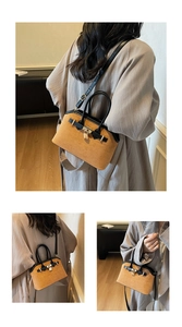Détail du sac cabas en laine marron avec poignées noires et boucle dorée élégante