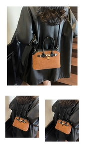 Détail du sac cabas en daim contrasté avec fermoir doré et anses en cuir noir