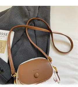 Détail de l'imprimé cerf et du rabat en cuir sur le petit sac carré minimaliste chic