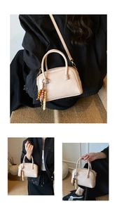 Détails du sac beige avec pendentif perles en bois et bandoulière amovible