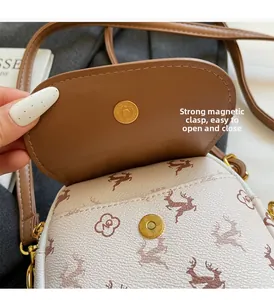 Détail du fermoir magnétique puissant sur le petit sac bandoulière blanc grainé