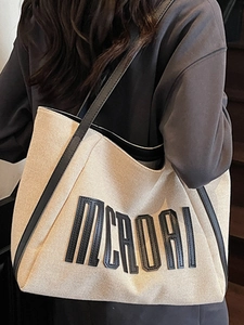 Grand sac cabas en toile beige avec garniture en cuir noir et lettrage MCROAI devant