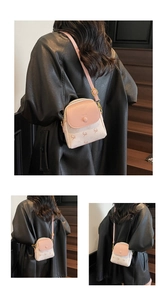 Détail d'un sac bandoulière tendance avec motif élan et bandoulière réglable
