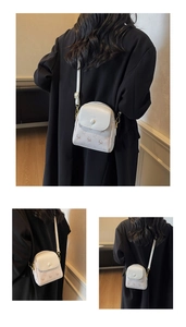 Vue détaillée du sac bandoulière crème avec motifs d'élan et ferrures dorées chic