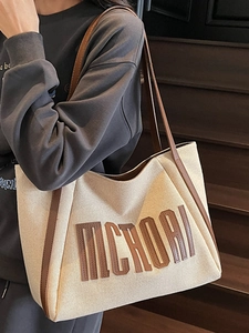Grand sac cabas en toile beige avec bordure en cuir marron et logo MCROAI pour femme