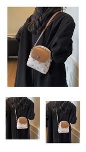 Détail du rabat en similicuir marron et du logo FASHION sur le mini sac bandoulière