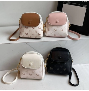 Détail de mini sacs en cuir PU avec motifs cerf et trèfle disponibles en quatre coloris